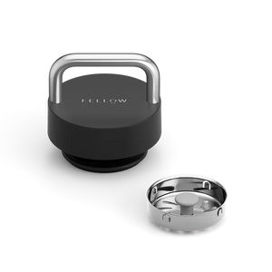 Coperchio nero con supporto in acciaio inox e schermo di flusso rimovibile, parte di EspressoGear, Fellow, Ultime novità, tutto sul caffè.