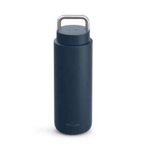 Tazza termica isolata blu scuro in acciaio inox con manico, parte di Fellow, Take away, Bestseller, tutto sul caffè.