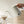 Bollitore elettrico bianco con beccuccio stretto e manico in legno per precisione nella preparazione del caffè di Timemore, tutto sul caffè.