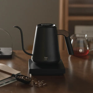 Bollitore elettrico nero con beccuccio stretto e manico in legno per barista e accessori caffè filtro di Timemore, tutto sul caffè.
