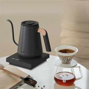 Bollitore elettrico nero con dettaglio in legno sul manico e beccuccio stretto per barista e accessori caffè filtro tutto sul caffè.