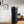 Electric Coffee Travel Mug black V2 - 355ml su tavolo con indicazione digitale della temperatura in ambiente interno moderno.