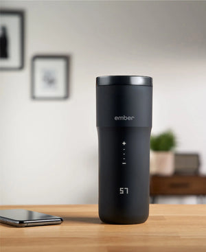 Electric Coffee Travel Mug black V2 - 355ml su tavolo con indicazione digitale della temperatura in ambiente interno moderno.