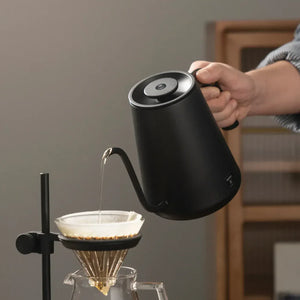 Bollitore elettrico nero con beccuccio stretto per versare con precisione, da Timemore e preparare accessori tutto sul caffè.