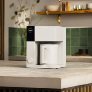 Moderna macchina da caffè a precisione bianca con tazza integrata per preparazione manuale, parte di Fellow, Ultime novità, tutto sul caffè.