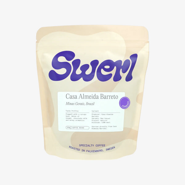 Ljus beige påse med malet kaffe från Swerl, smakprofil nougat och mjölkchoklad, senaste nytt, allt om kaffe.