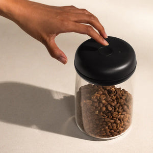 Barattolo di vetro con chiusura a vuoto elettrica nera per chicchi di caffè, parte di EspressoGear, Fellow, Conservazione, tutto sul caffè