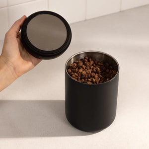 Contenitore sottovuoto elettrico nero per chicchi di caffè 0,7 L, parte di Fellow, Conservazione, Ultime novità, EspressoGear, tutto sul caffè.