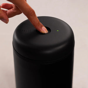 Contenitore sottovuoto elettrico nero per conservazione del caffè con pulsante e indicatore LED, parte di Fellow, EspressoGear, Conservazione, Ultime novità, tutto sul caffè.