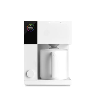 Moderna caffettiera bianca per preparazione manuale con precisione e controllo, parte di Fellow, tutto sul caffè.