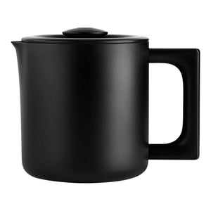 Caraffa da caffè isolata nera con design elegante e manico pratico, parte di Fellow, EspressoGear, tutto sul caffè.