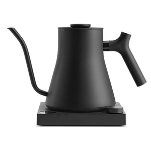 Bollitore elettrico nero con collo d'oca sottile e pulsante di controllo, parte della collezione Bollitori, EspressoGear, tutto sul caffè.