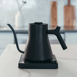 Bollitore elettrico nero con collo d'oca sottile sulla base, parte di Fellow, Bollitore, EspressoGear, tutto sul caffè.