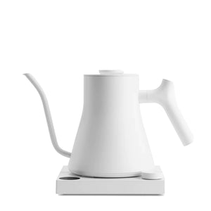 Bollitore elettrico bianco con collo d'oca sottile e controllo digitale della temperatura, parte di Fellow, EspressoGear, tutto sul caffè