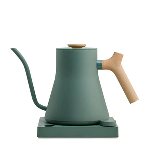 Bollitore elettrico verde con manico in legno e beccuccio stretto per precisione, parte di Fellow, EspressoGear, tutto sul caffè