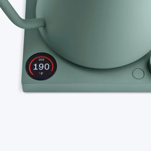 Bollitore elettrico verde con display digitale della temperatura e pulsante, parte di Fellow, EspressoGear, Bollitori, tutto sul caffè