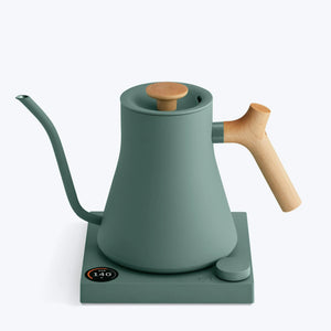 Bollitore verde con manico in legno e beccuccio lungo e sottile per una preparazione precisa, parte di Fellow, EspressoGear, tutto sul caffè