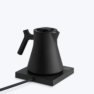 Bollitore nero opaco con manico ergonomico su piastra riscaldante, parte di Fellow, EspressoGear, tutto sul caffè