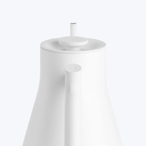 Bollitore elettrico bianco con beccuccio stretto e controllo digitale, parte di Fellow, Bollitore, EspressoGear, tutto sul caffè