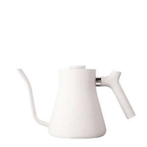Bollitore elettrico bianco con beccuccio stretto per versare con precisione, parte di Bollitori e EspressoGear, tutto sul caffè.