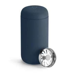Tazza take away riutilizzabile blu opaco con coperchio in acciaio inox rimovibile, parte di Fellow ed EspressoGear, tutto sul caffè.