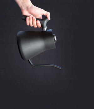 Bollitore d'acqua nero opaco con beccuccio a collo di cigno sottile e manico ergonomico, accessori barista, tutto sul caffè.