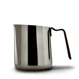 Caraffa in acciaio inox con versamento preciso per latte art, manico ergonomico, accessorio barista per espresso, tutto sul caffè.