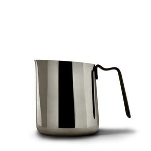 Brocca per latte in acciaio inox lucido con manico ergonomico, perfetta per latte art, accessori per espresso, tutto sul caffè.