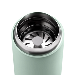 Dettaglio di una tazza take away isolata in acciaio inox color verde menta per caffè, Ultime novità, tutto sul caffè.
