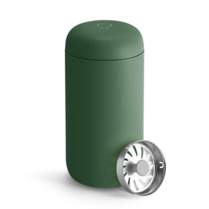 Tazza da caffè riutilizzabile isolata di colore verde con filtro rimovibile, parte di Take away ed EspressoGear, tutto sul caffè.