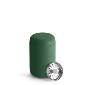 Tazza da caffè isolata verde con coperchio e filtro rimovibili, parte di Take away ed EspressoGear, tutto sul caffè.