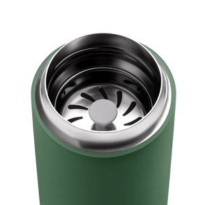 Dettaglio del coperchio isolato con filtro integrato in acciaio inox per tazza take away verde, Fellow, tutto sul caffè.