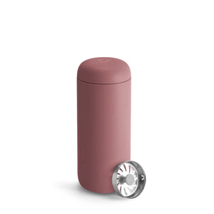 Tazza da viaggio riutilizzabile color rosa con design minimalista e coperchio rimovibile, parte di Fellow, Take away, tutto sul caffè