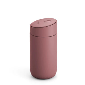 Tazza da viaggio riutilizzabile rosa nebbia con coperchio scorrevole, parte di Fellow, da asporto, ultime novità, tutto sul caffè.