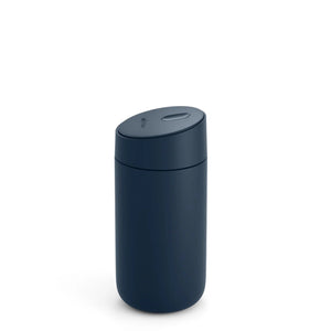 Tazza da viaggio isolata in blu pietra con coperchio scorrevole per caffè da asporto, parte di Fellow, Take away, tutto sul caffè.