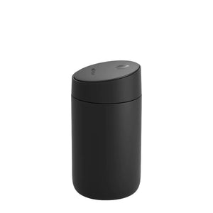 Tazza termica nera con coperchio scorrevole per take away, parte di Fellow ed EspressoGear, tutto sul caffè.