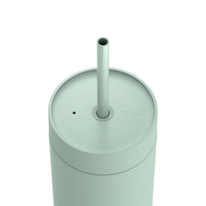 Bicchiere da viaggio isolato verde menta con cannuccia per bevande fredde, parte di Fellow, Take away, EspressoGear, tutto sul caffè.