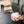 Barista versa latte da una lattiera in acciaio inox lucido, parte degli accessori per Espresso e lattiera, tutto sul caffè.