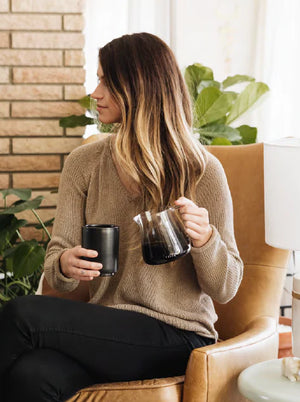 Elegante caraffa in vetro per una preparazione precisa in un ambiente moderno, EspressoGear, Ultime novità, tutto sul caffè.