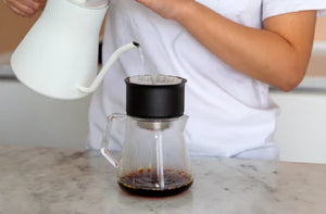 Caraffa da servizio in vetro dal design moderno per una preparazione precisa, parte di EspressoGear, Ultime novità, tutto sul caffè.