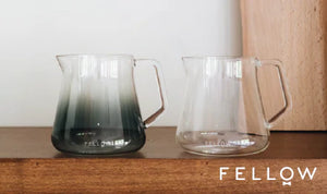 Elegante caraffa di vetro in due versioni per una precisa erogazione, design Fellow, Novità, EspressoGear, tutto sul caffè.