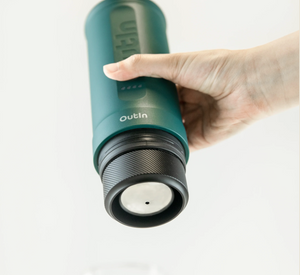 Hordozható caffettiera verde bosco con parte per capsule personalizzata, perfetta per la preparazione manuale all'aperto e gli amanti del caffè.