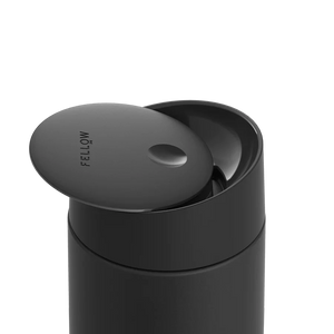 Thermos take away nero opaco con coperchio scorrevole, parte di Fellow ed EspressoGear, ultime novità da tutto sul caffè.