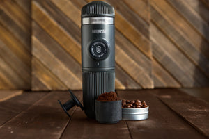 Nanopresso portatile nero con capsule di caffè e caffè macinato, accessori per espresso da barista e macchine da caffè portatili.