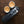 Macchina da espresso portatile con due tazze di espresso su superficie in legno, da macchine da caffè portatili e attrezzature per baristi