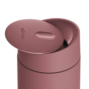 Tazza da viaggio rosa riutilizzabile con coperchio scorrevole dal design moderno, parte di Fellow, Take away, EspressoGear, tutto sul caffè.