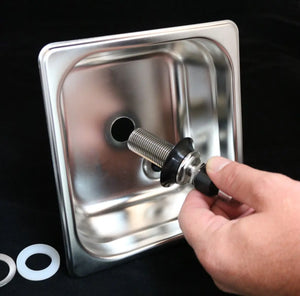 Pitcher Rinser quadrato 150mm Spinjet in acciaio inox montato per una pulizia efficace delle brocche.